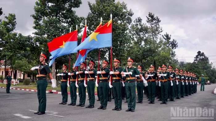 Khối Sĩ quan đại diện 5 cánh quân luyện tập. (Ảnh: LÊ THÀNH)