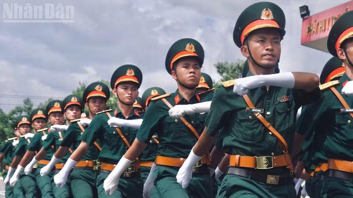 Cán bộ, chiến sĩ luyện tập chăm chỉ. (Ảnh: LÊ THÀNH)