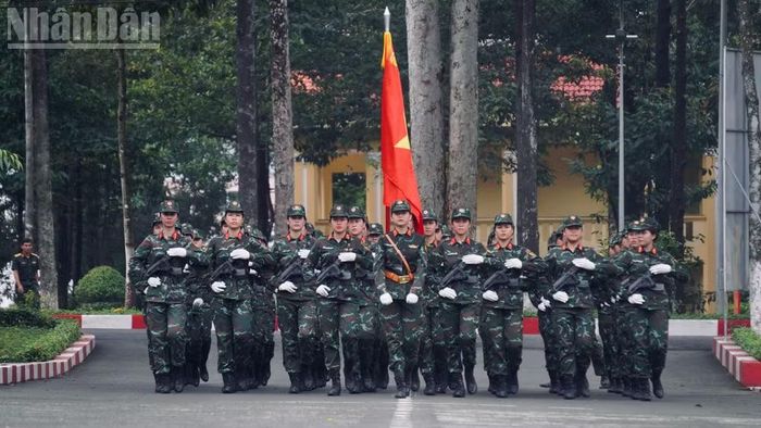 Khối Nữ sĩ quan, chiến sĩ Gìn giữ hòa bình tập luyện tại Lữ đoàn công binh 25. (Ảnh: LÊ THÀNH)