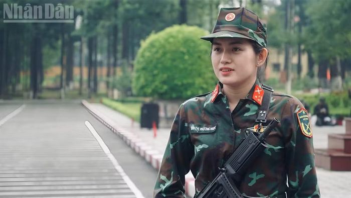 Trung úy quân nhân chuyên nghiệp Bùi Thị Phương Ngọc, thành viên Tổ Quân kỳ của Khối Nữ sĩ quan, chiến sĩ Gìn giữ hòa bình chia sẻ.
