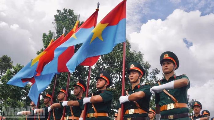 Giữ cờ thẳng hàng trong từng bước chuyển là điều không dễ dàng. (Ảnh: LÊ THÀNH)