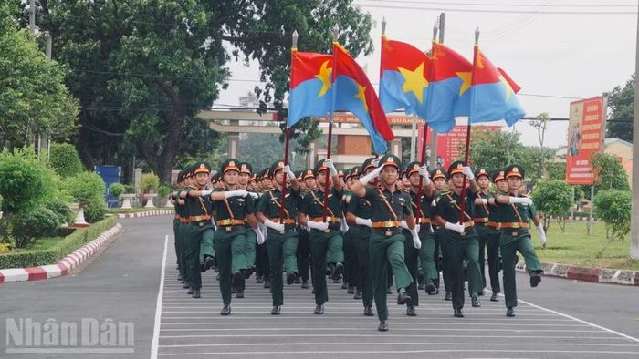 Khối Sĩ quan đại diện 5 cánh quân luyện tập. (Ảnh: LÊ THÀNH)