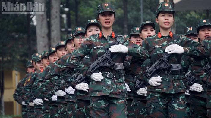 Thiếu tá Nguyễn Minh Thư đứng vị trí số 1, hàng 1 trong khối. (Ảnh: LÊ THÀNH)