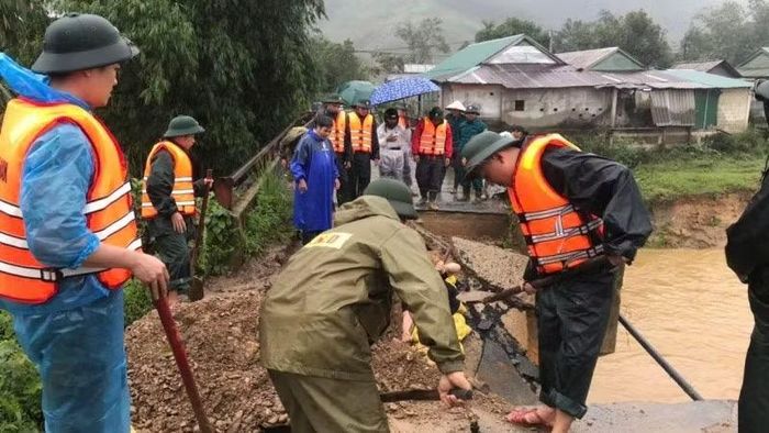 Mưa lũ tháng 10/2025 từng làm cầu Cưrso bị cuốn trôi, hư hỏng. (Ảnh: Công an xã A Lưới 4 cung cấp)