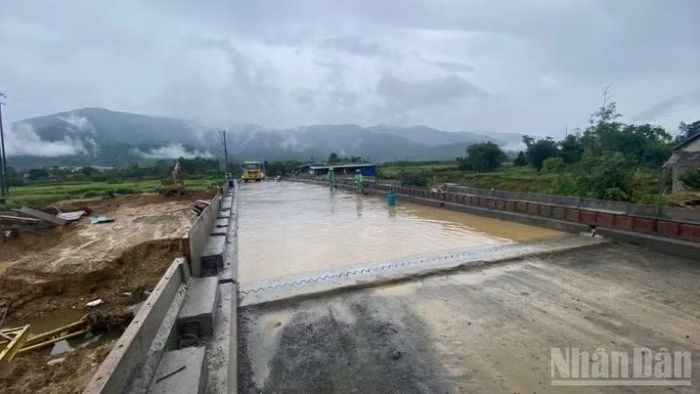 Cầu Cưrso hoàn thành vượt tiến độ không chỉ bảo đảm kết nối hạ tầng giao thông an toàn, bền vững trong mùa mưa bão tới, mà còn mang lại niềm vui lớn cho thầy cô và học sinh Trường liên cấp A Lưới 4 ngay trước thềm năm học mới. (Ảnh: Quang Tiến)