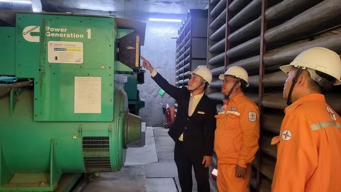  Hệ thống điện tại các doanh nghiệp luôn được theo dõi, kiểm tra để bảo đảm vận hành ổn định. ﻿(Ảnh: LÊ CHI) 