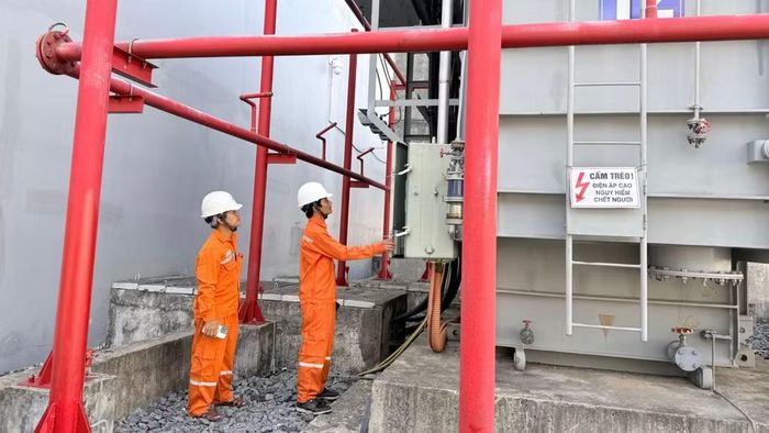 Kiểm tra công tác vận hành tại Trạm biến áp Chi Lăng, thành phố Đà Nẵng. Đây là trạm ứng dụng công nghệ GIS được xem là công nghệ mới nhất trong thiết kế và xây dựng trạm biến áp được áp dụng cho các đô thị có không gian hạn chế. (Ảnh: LÊ CHI)