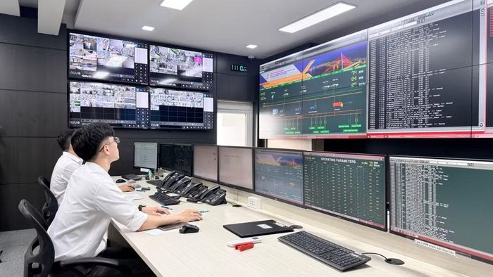 Tại các Trung tâm điều độ của Công ty Điện lực thuộc EVNCPC, các kỹ sư luôn được phân chia ca, kíp theo dõi tình hình sử dụng điện trên địa bàn quản lý. (Ảnh: LÊ CHI)
