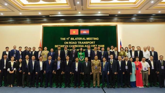 Đoàn đại biểu Việt Nam và Campuchia chụp ảnh lưu niệm tại hội nghị thường niên lần thứ 11 về vận tải đường bộ giữa hai nước. (Ảnh: Cục Đường bộ Việt Nam)