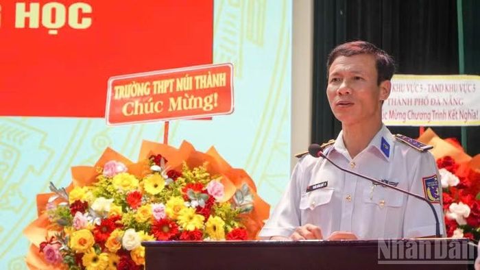 Đại tá Trần Hồng Quế, Phó Chính ủy Bộ Tư lệnh Vùng Cảnh sát biển 2 phát biểu tại hội nghị. (Ảnh: Anh Quân)