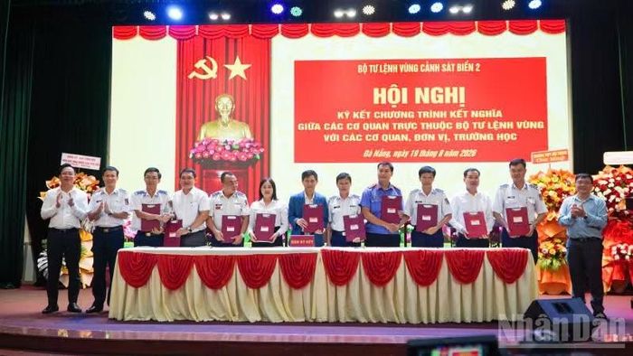 Năm cơ quan thuộc Bộ Tư lệnh Vùng Cảnh sát biển 2 ký kết chương trình kết nghĩa với năm cơ quan, đơn vị, trường học. (Ảnh: Anh Quân)