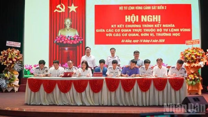 Các cơ quan trực thuộc Bộ Tư lệnh Vùng Cảnh sát biển 2 ký kết chương trình kết nghĩa với các cơ quan, đơn vị, trường học. (Ảnh: Anh Quân)