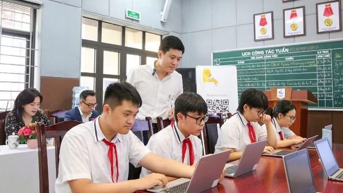 Học sinh Trường trung học cơ sở Giảng Võ (Ba Đình, Hà Nội) trong giờ học mô hình trường học số. (Ảnh minh họa: THẾ ĐẠI)