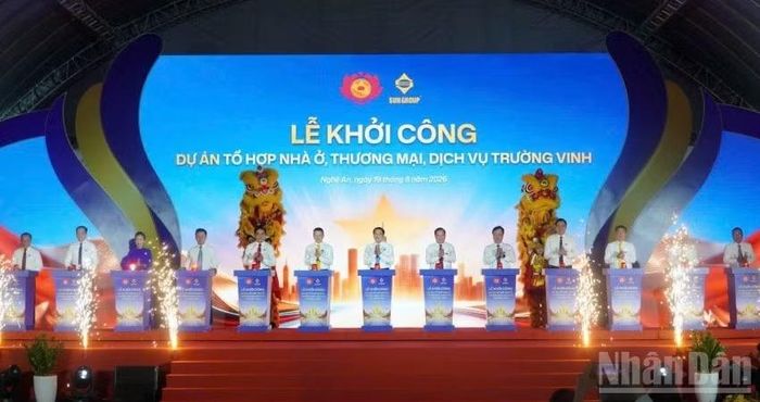 Các đại biểu thực hiện nghi thức khởi công dự án. ( Ảnh: Đ.P)
