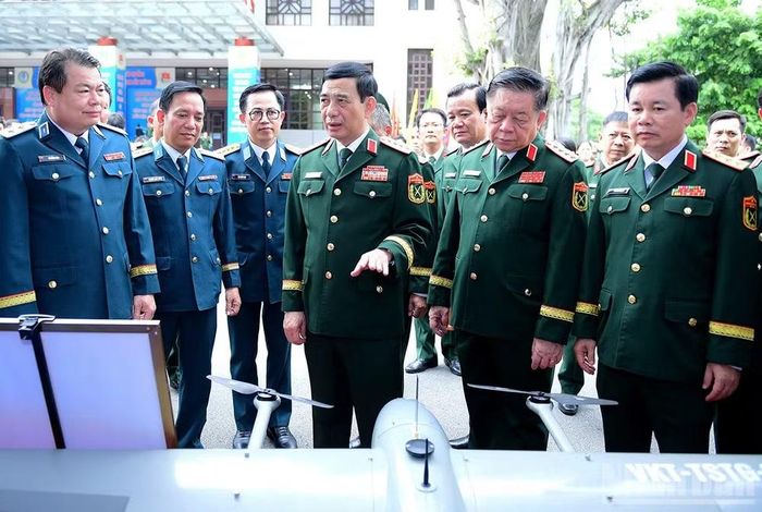 Đại tướng Phan Văn Giang, Đại tướng Nguyễn Trọng Nghĩa tham quan các gian trưng bày sản phẩm tiêu biểu đạt Giải thưởng. (Ảnh: MAI TÙNG)