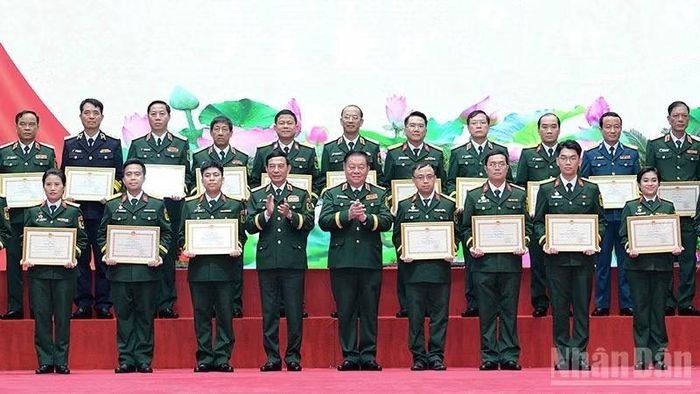 Các đồng chí Phan Văn Giang, Nguyễn Trọng Nghĩa (lần lượt thứ 4 và 5 từ trái sang, hàng đầu) trao Bằng khen tặng những tác giả, đại diện nhóm tác giả tiêu biểu giành Giải thưởng "Tuổi trẻ sáng tạo trong quân đội" lần thứ 26. (Ảnh: MAI TÙNG)