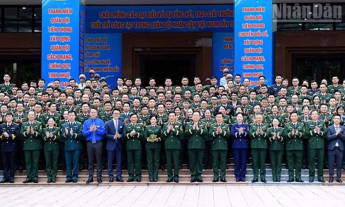 Đại tướng Phan Văn Giang, Đại tướng Nguyễn Trọng Nghĩa và đại diện các ban, bộ, ngành, đoàn thể cùng các tác giả, nhóm tác giả đạt Giải năm nay. (Ảnh: MAI TÙNG)