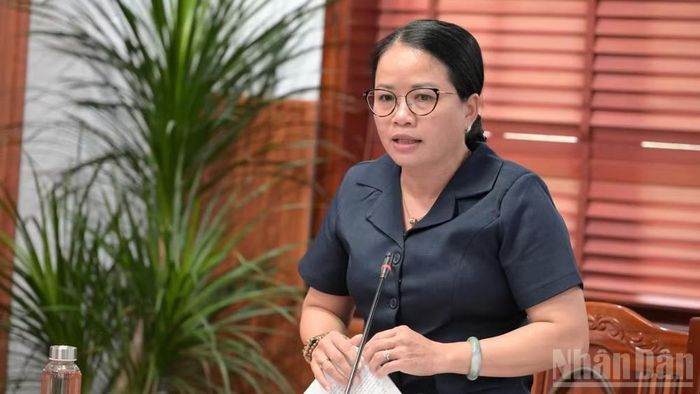 Phó Giám đốc Sở Tài nguyên và Môi trường Tây Ninh Đinh Thị Phượng Khanh báo cáo việc rà soát, quản lý chặt đội tàu cá trên địa bàn tỉnh.
