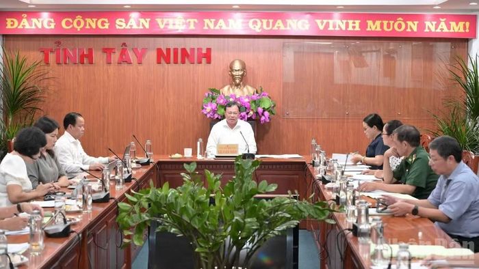 Chủ tịch Ủy ban nhân dân tỉnh Tây Ninh Lê Văn Hẳn chủ trì hội nghị tháo gỡ khó khăn trong việc chống khai thác hải sản bất hợp pháp, không báo cáo và không theo quy định (IUU) và các nhiệm vụ trọng tâm trong tháng cao điểm.