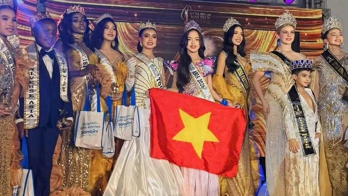 Nguyễn Hoa Thảo Mơ đăng quang Hoa hậu hoàn vũ nhí thế giới. (Ảnh: Ban Tổ chức)