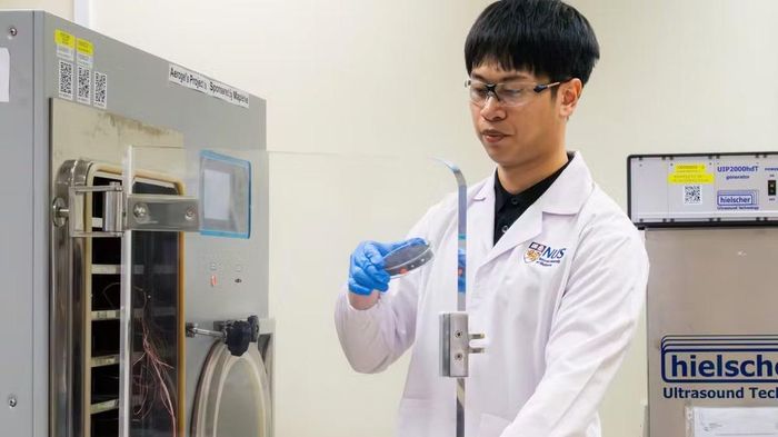 Anh Ngô Minh Quang Phan, tác giả chính của nghiên cứu, đang chuẩn bị mẫu aerogel epoxy sợi carbon bằng máy sấy đông lạnh. (Ảnh: NUS)