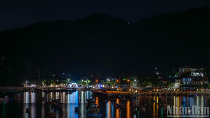  Những homestay sáng đèn là minh chứng cho việc ngày càng có nhiều du khách yêu mến hòn đảo tiền tiêu của thành phố Đà Nẵng﻿ và lựa chọn lưu trú trên đảo. 