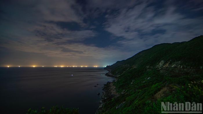 Phía Đông của đảo nơi không có dân cư lấp lánh những ánh đèn của tàu đánh bắt cá gần bờ.