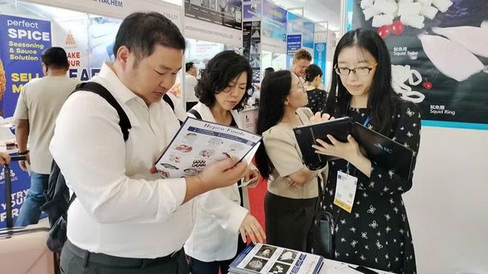 Khách tham quan, tìm hiểu một gian hàng tại VIETFISH 2026 trong ngày 19/8 (ảnh cộng tác viên)