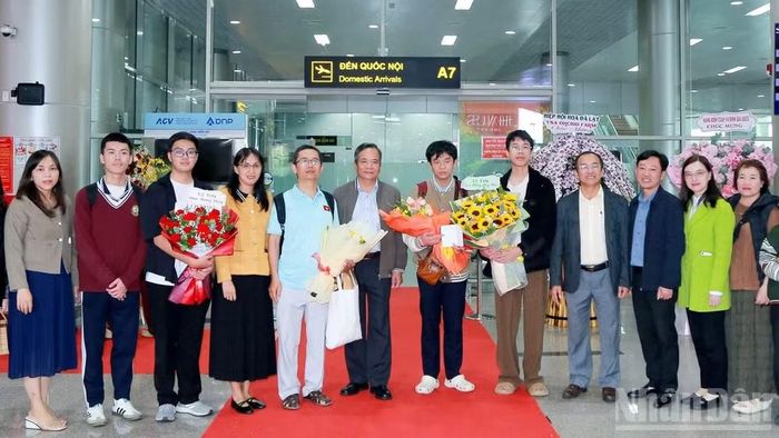 Lãnh đạo ngành giáo dục Lâm Đồng, cùng thầy cô, bạn bè và người thân đón, chúc mừng thành tích của Đặng Huy Hậu ngay tại Cảng hàng không quốc tế Liên Khương. (Ảnh: CTV)
