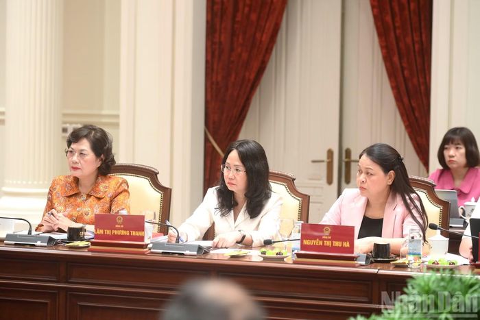 Các đại biểu tham dự cuộc làm việc.