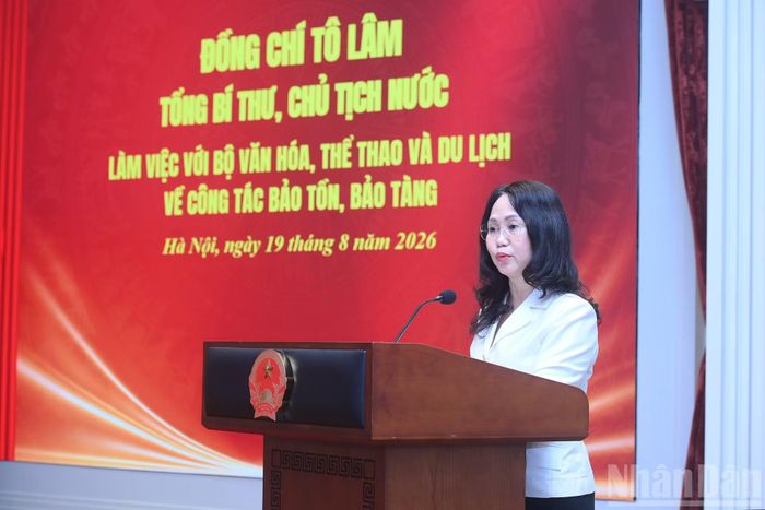 Bộ trưởng Văn hóa, Thể thao và Du lịch Lâm Thị Phương Thanh trình bày báo cáo tại cuộc làm việc.