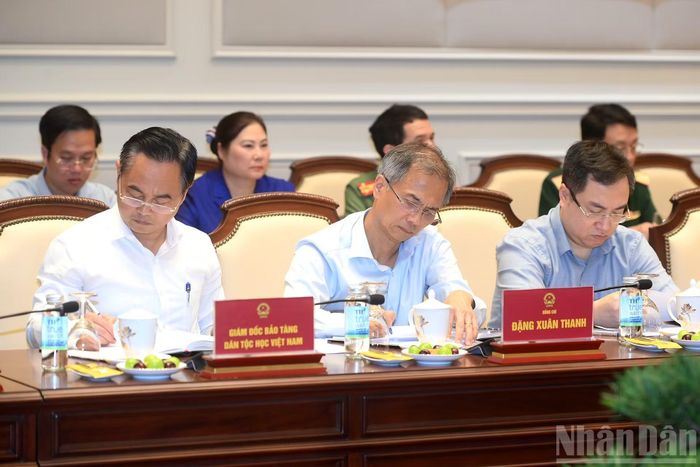 Các đại biểu tham dự cuộc làm việc.