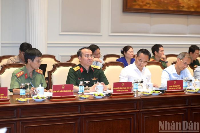 Các đại biểu tham dự cuộc làm việc.