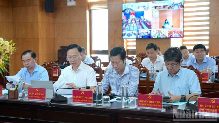 Các đại biểu lãnh đạo dự hội nghị tại điểm cầu Tỉnh ủy Cà Mau. (Ảnh: HỮU TÙNG)