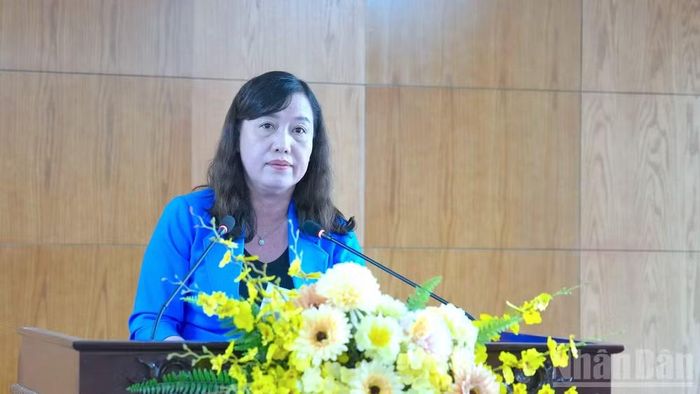 Đồng chí Huỳnh Út Mười, Phó Chủ nhiệm Ủy ban Kiểm tra Tỉnh ủy Cà Mau trình bày báo cáo chuyên đề về hoạt động kiểm tra, giám sát tại hội nghị giao ban. (Ảnh: HỮU TÙNG)