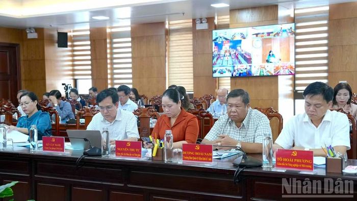 Đại biểu là lãnh đạo sở, ngành tỉnh Cà Mau tham dự tại điểm cầu Tỉnh ủy Cà Mau. (Ảnh HỮU TÙNG)