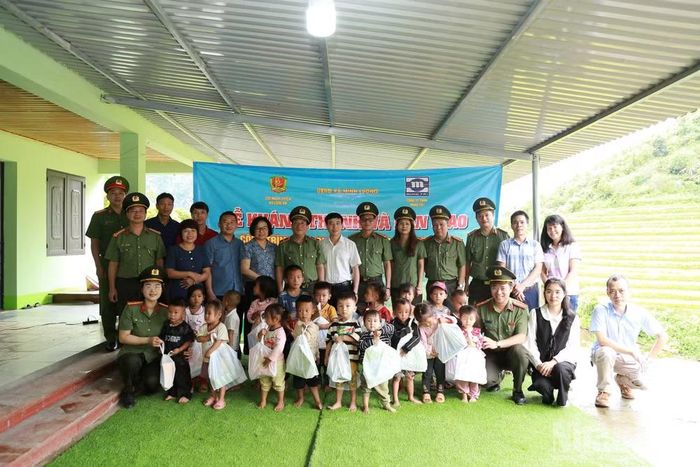 Cục Ngoại tuyến (Bộ Công an) trao tặng các phần quà cho các em học sinh ở tại điểm trường Giàng Dúa Chải. (Ảnh: MẠNH HƯNG)