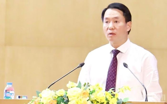 Đồng chí Luyện Hữu Chung, Giám đốc Sở Giáo dục và Đào tạo tỉnh phát biểu tại hội nghị.
