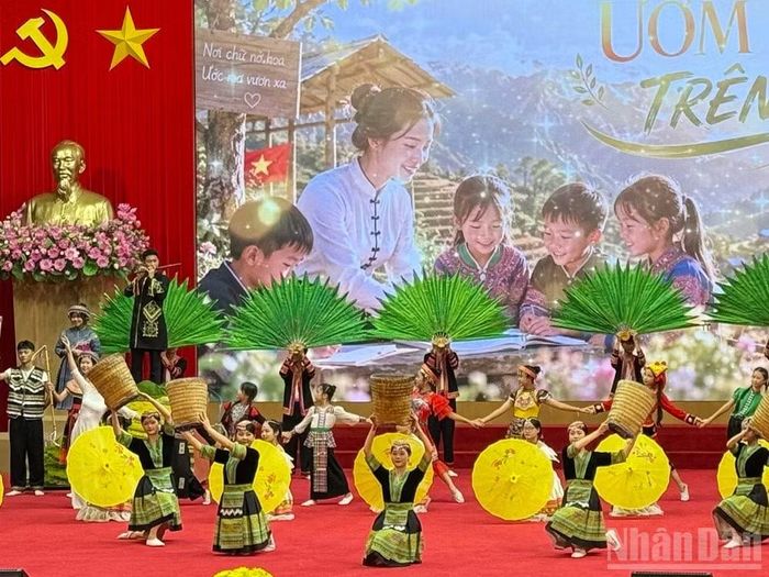 Một tiết mục văn nghệ chào mừng hội nghị.