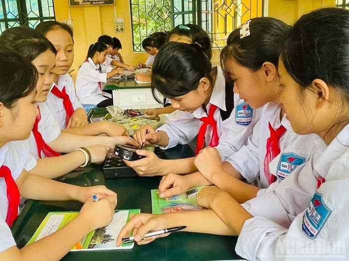 Học sinh Trường dân tộc nội trú Văn Chấn trong giờ thực hành.