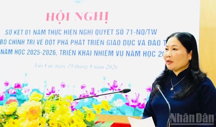 Đồng chí Vũ Thị Hiền Hạnh, Phó Chủ tịch Ủy ban nhân dân tỉnh phát biểu tại hội nghị. (Ảnh: THANH SƠN)