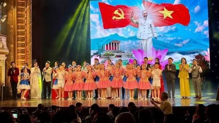 Các em thiếu nhi trình bày những ca khúc cách mạng trong chương trình nghệ thuật “Giai điệu Tổ quốc” chào mừng Ngày Âm nhạc Việt Nam. (Ảnh: Báo Nhân Dân)