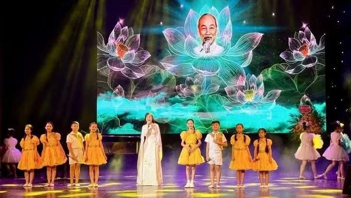 Chương trình nghệ thuật “Giai điệu Tổ quốc” chào mừng Ngày Âm nhạc Việt Nam. (Ảnh: Báo Nhân Dân)