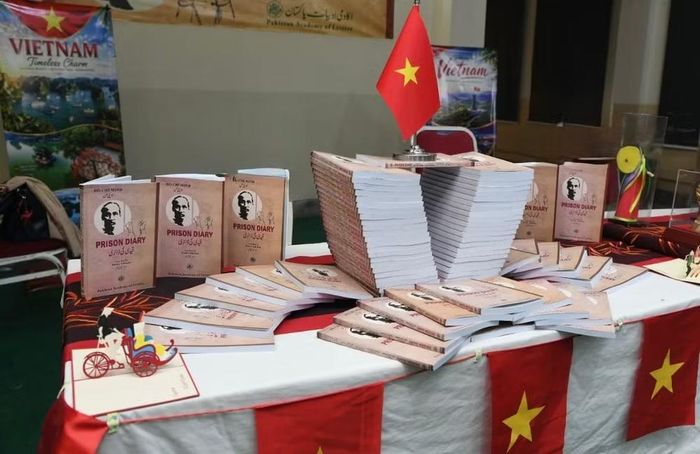  Tập thơ "Nhật ký trong tù" của Chủ tịch Hồ Chí Minh được dịch ra tiếng Urdu - ngôn ngữ quốc gia của Pakistan là dấu mốc quan trọng trong hợp tác văn hóa, văn học giữa Việt Nam và Pakistan. ﻿(Ảnh: Đại sứ quán Việt Nam tại Pakistan cung cấp) 