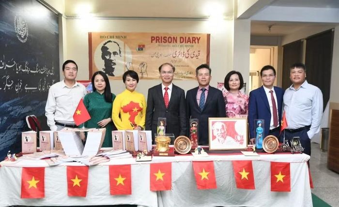  Đại sứ Phạm Anh Tuấn cùng cán bộ Đại sứ quán tham dự sự kiện chụp ảnh kỷ niệm. ﻿(Ảnh: Đại sứ quán Việt Nam tại Pakistan cung cấp) 
