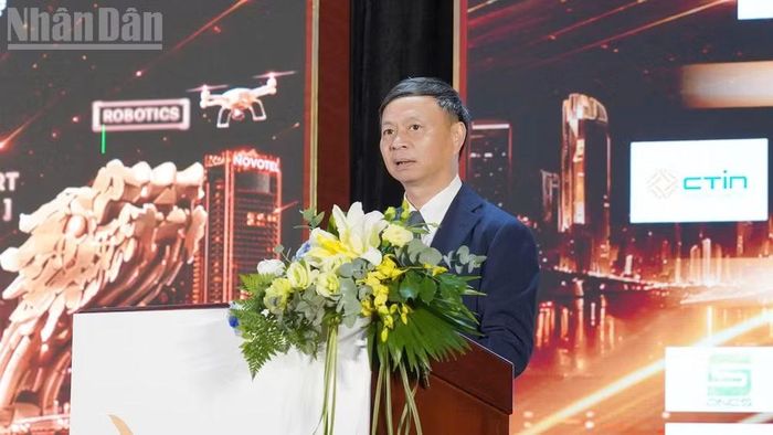 Thứ trưởng Khoa học và Công nghệ Hoàng Minh phát biểu tại SURF 2026.