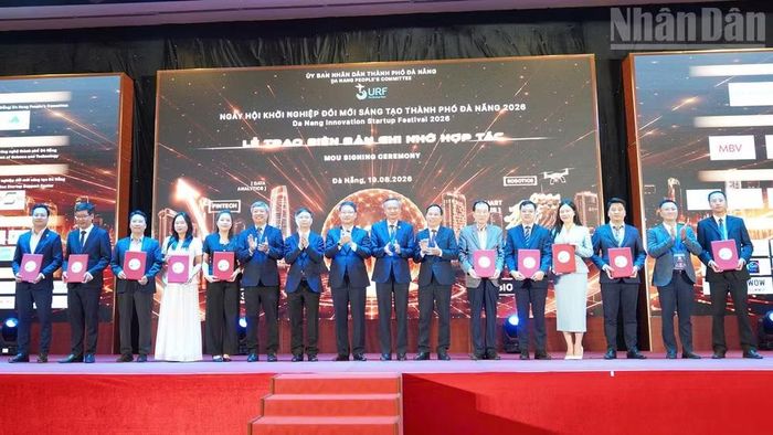 Đà Nẵng trao Biên bản ghi nhớ hợp tác và công bố hợp tác đầu tư khởi nghiệp đổi mới sáng tạo.