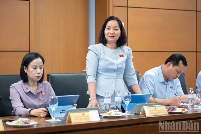 Đại biểu Trương Thị Bích Hạnh (Đoàn Thành phố Hồ Chí Minh) phát biểu tại tổ. (Ảnh: THỦY NGUYÊN)