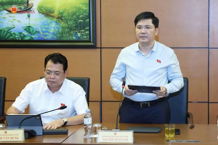 Đại biểu Nguyễn Tuấn Anh (Đoàn thành phố Cần Thơ) phát biểu tại tổ. (Ảnh: TL)