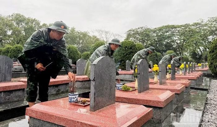 Vào sáng mỗi ngày, các chiến sĩ thuộc Bộ Chỉ huy Quân sự tỉnh Điện Biên đều thắp hương trên từng phần mộ ở Nghĩa trang liệt sĩ Độc Lập, sau đó mới tiến hành khai quật, tìm mẫu. (Ảnh: LÊ LAN)